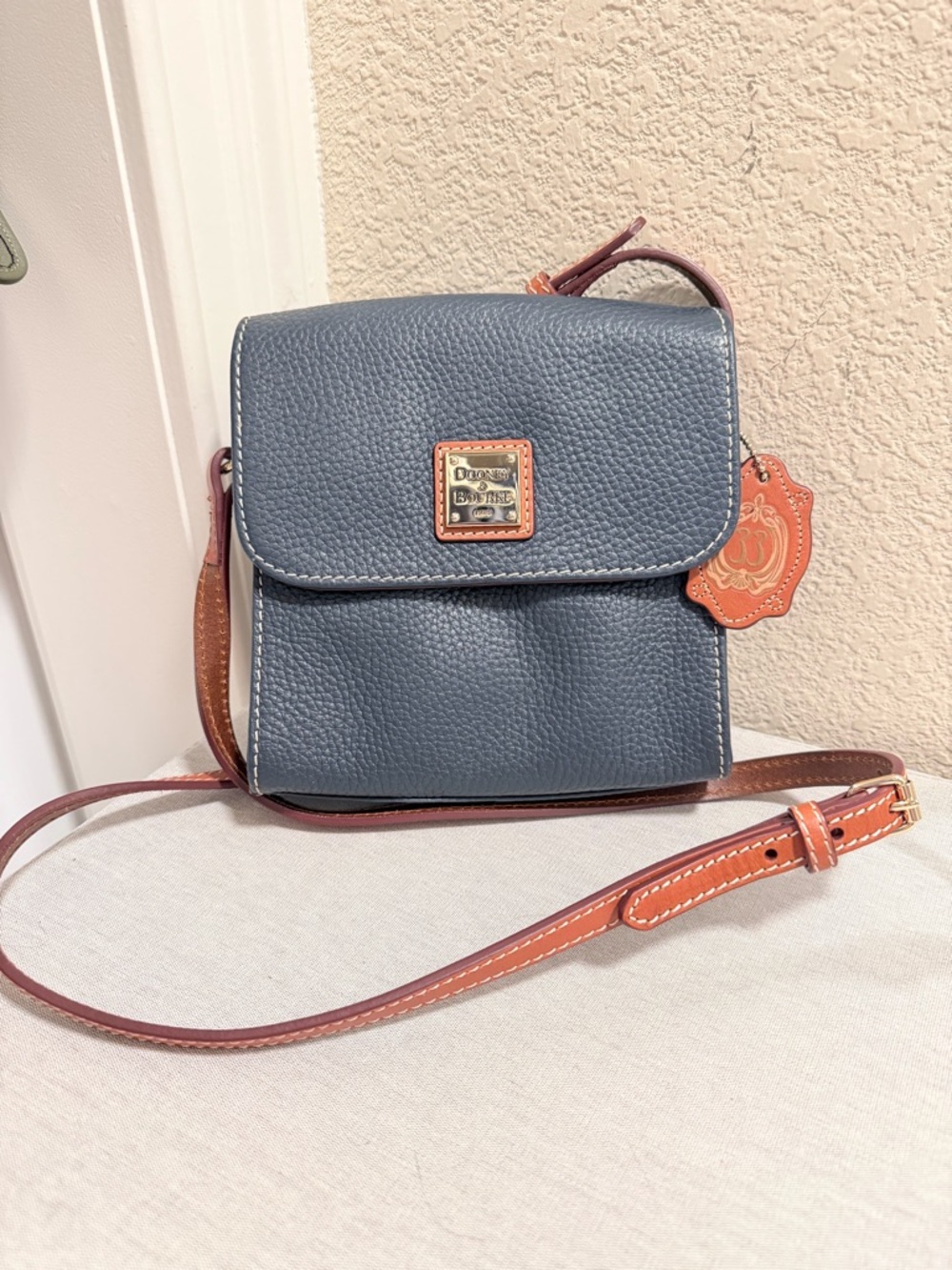 Disneyland Club 33 Dooney Bourke 2014 First edition never used